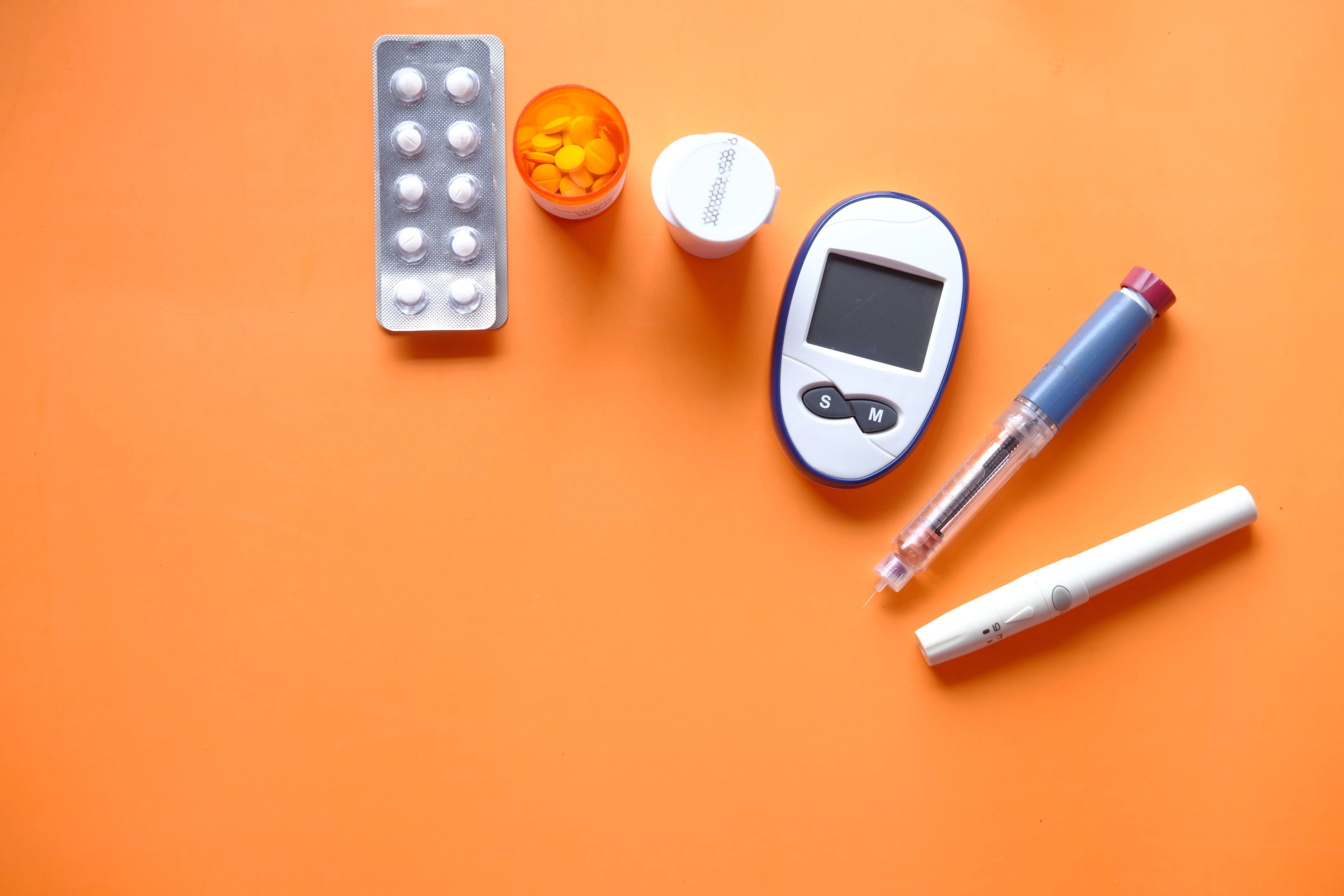 Matériels médicals pour diabétiques sur fond orange