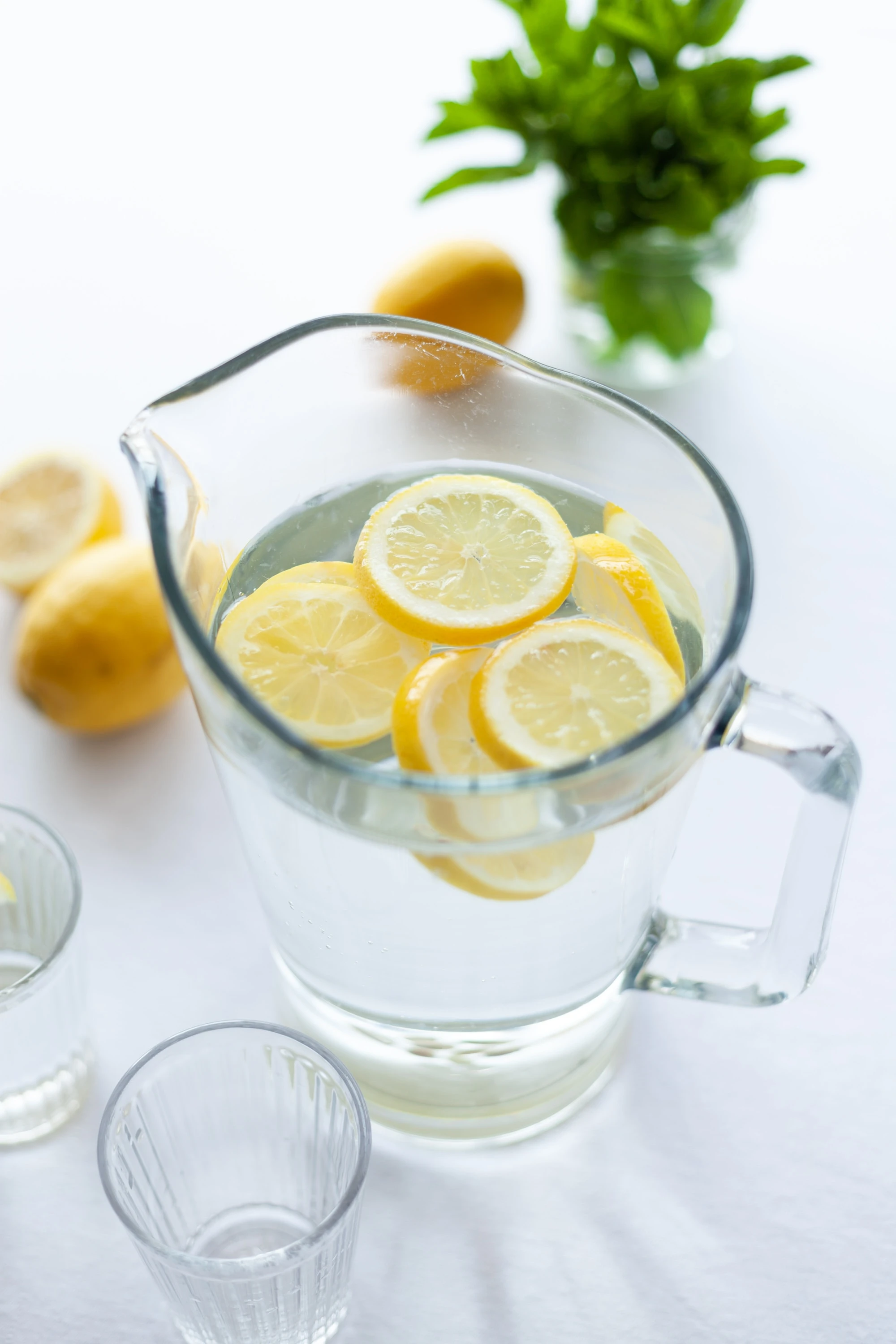 caraffe d'eau et rondelle de citron. Hydration bienfaits